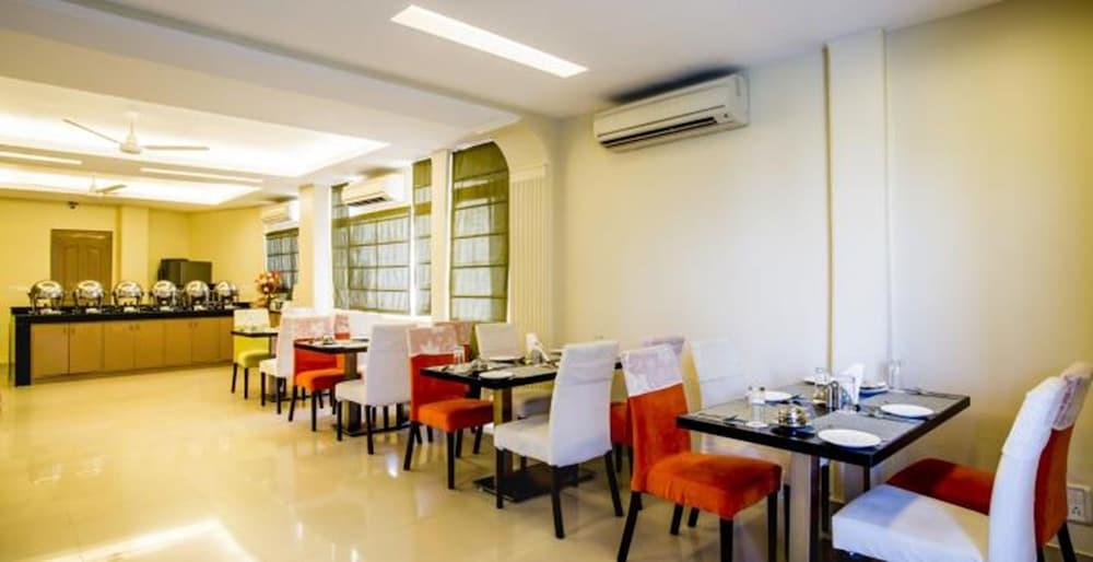 Clarks Inn Nehru Place New Delhi Exterior photo
